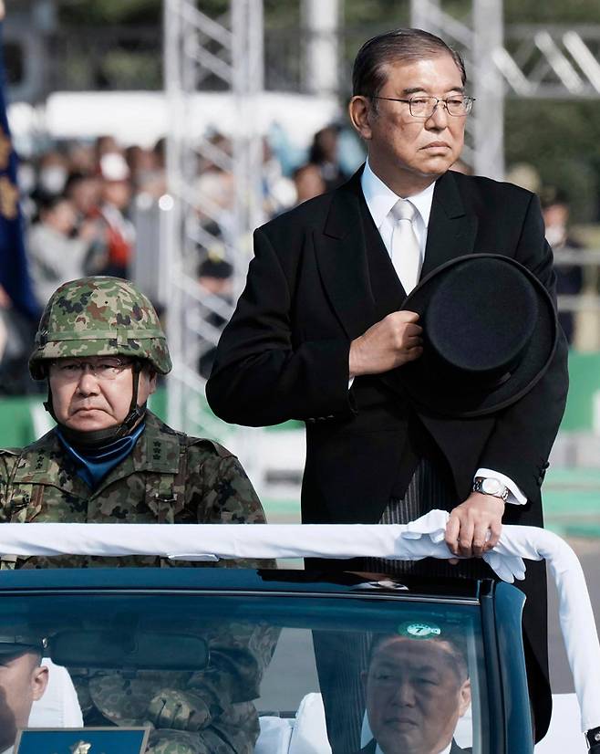 9일 이시바 시게루 일본 총리(오른쪽)가 사이타마현 육상자위대 훈련장에서 열린 자위대 출범 70주년 기념 사열식에 참석하고 있다. 사이타마=AP 뉴시스