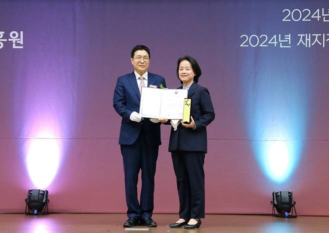 이진희 한국맥도날드 영업팀 이사(오른쪽)와 김영곤 교육부 차관보가 '제21회 대한민국 평생학습대상'에서 기념촬영을 하고 있다.