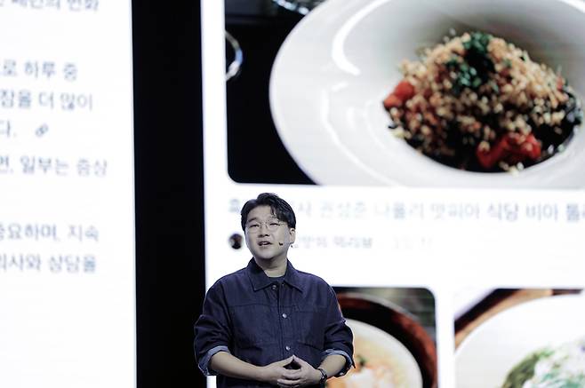 최재호 네이버 발견·탐색 프로덕트 부문장은 11일 서울 강남구 코엑스에서 열린 DAN 24에서 '인공지능(AI) 브리핑' 기능에 대해 설명하고 있다. 〈자료 네이버〉