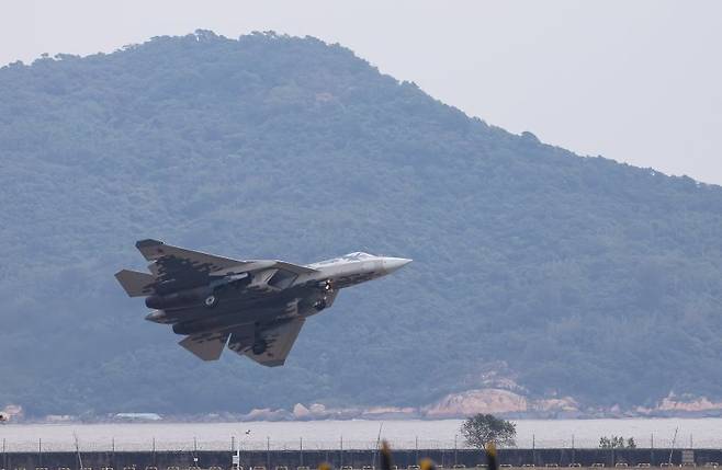 러시아의 스텔스기  A Su-57 전투기가 10일 중국 광둥성 주하이에서 연습 비행을 하고 있다. 신화통신 연합뉴스