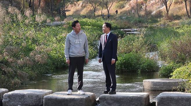 오세훈 서울시장과 조성명 강남구청장이 11일 서울 강남구 세곡천 물맞이공원에서 열린 세곡천 수변감성도시 조성사업 준공식에서 산책을 하고 있다. 뉴스1