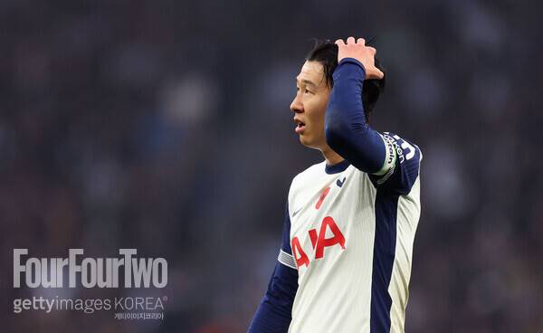 사진=게티이미지.&nbsp;토트넘&nbsp;홋스퍼가&nbsp;또&nbsp;첫&nbsp;승&nbsp;제물이&nbsp;되면서&nbsp;리그&nbsp;10위로&nbsp;떨어졌다.&nbsp;풀타임을&nbsp;소화한&nbsp;손흥민이&nbsp;고군분투했지만&nbsp;팀의&nbsp;패배를&nbsp;막지&nbsp;못했다.&nbsp;토트넘은&nbsp;10일&nbsp;오후&nbsp;11시(한국시간)&nbsp;영국&nbsp;런던에&nbsp;위치한&nbsp;토트넘&nbsp;훗스퍼&nbsp;스타디움에서&nbsp;열린&nbsp;2024-25시즌&nbsp;프리미어리그(PL)&nbsp;11라운드에서&nbsp;입스위치&nbsp;타운에&nbsp;1-2로&nbsp;패배했다.&nbsp;이로써&nbsp;토트넘은&nbsp;공식전&nbsp;2연패에&nbsp;빠졌고,&nbsp;리그&nbsp;10위까지&nbsp;추락했다.&nbsp;입스위치는&nbsp;리그&nbsp;11경기&nbsp;만에&nbsp;첫&nbsp;승을&nbsp;얻었다.