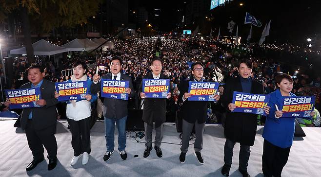 김건희-윤석열 국정농단 규탄 및 특검 촉구 제2차 국민행동의 날 집회가 9일 오후 서울 중구 숭례문 일대에서 열려 이재명 더불어민주당 대표와 박찬대 원내대표 등 당 지도부가 참석자들과 함께 구호를 외치고 있다. 공동취재사진