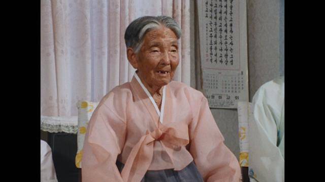 수원 제암리교회 학살 사건의 유일한 생존자인 전동례씨가 생전 박수남 감독을 만나 일제의 만행을 고발하고 있다. 시네마 달 제공