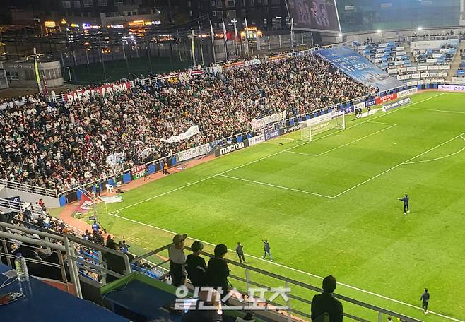 10일 인천축구전용경기장에서 열린 인천 유나이티드와 대전하나시티즌의 경기, 대전의 2-1 승리와 함께 인천의 2부 강등이 확정된 뒤 대전 서포터스석에서 인천을 조롱하는 구호와 현수막이 펼쳐지자 황선홍(오른쪽) 대전 감독이 팬들을 진정시키고 있다. 인천=김명석 기자