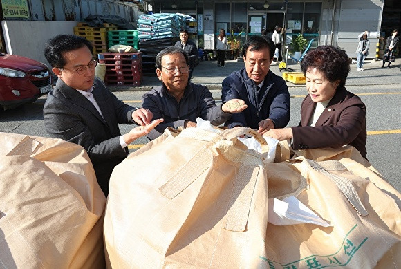 공공비축미곡 매입하는 모습[사진=동구]