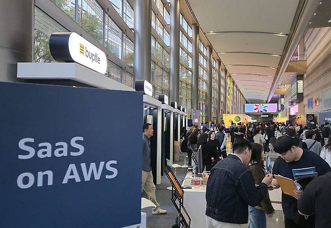 AWS 클라우드를 활용하는 여러 고객사가 부스를 꾸리고 참가객들을 맞았다 / 출처=IT동아