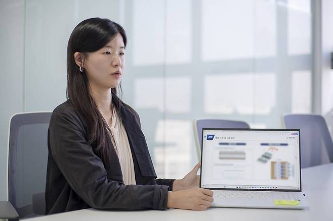 조혜진 차장이 소싱디렉팅으로 제작한 ‘인비스카’ 제품 디자인 및 개요를 설명 중이다 / 출처=IT동아