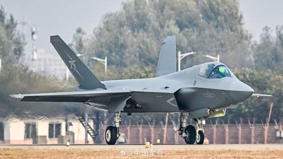 중국 주하이 에어쇼에서 일반 공개 예정인 중구 인민해방군 스텔스 전투기 J-35A. 中國軍號