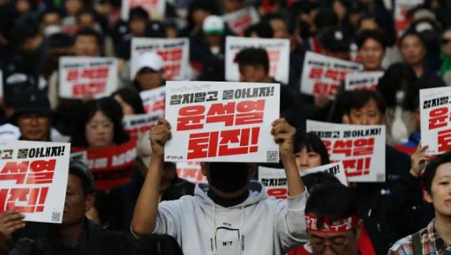 Participants hold up hand signs at the first general rally for the “Resignation of the Yoon Suk-yeol Regime” at Sejong-daero, on November 9, hosted by the headquarters of “Yoon Suk-yeol Resignation Movement.”  Jung Hyo-jin