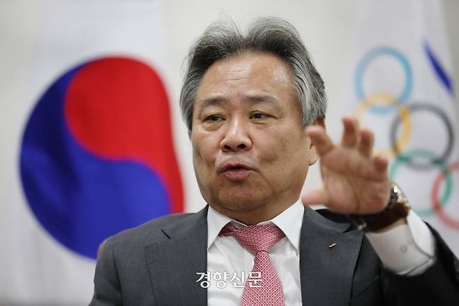 이기흥 대한체육회 회장이 2021년 2월 서울 송파구 대한체육회 집무실에서 인터뷰하며 체육계의 현안에 대해 설명하고 있다.