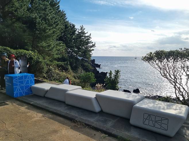 A concrete bench commemorates the 35th anniversary of dialogue relations between South Korea and the Association of Southeast Asian Nations on Jeju Olle Trail No. 8. (Son Ji-hyoung/The Korea Herald)