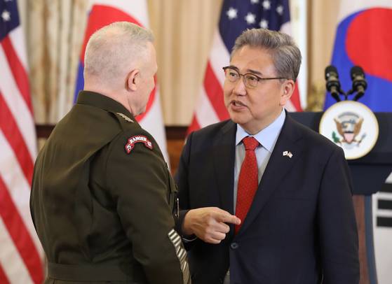 Former Foreign Minister Park Jin speaks to an attendee at a state luncheon hosted by the U.S. Secretary of State at the department headquarters in Washington on April 28, 2023. [YONHAP]