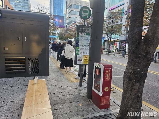 서울 서대문구의 한 버스정류장 옆 스마트쉼터. 사진=임지혜 기자