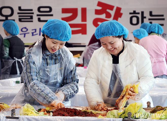 10일 오후 평창군 진부면 송어축제장에서 열린 2024 평창고랭지김장 축제(위원장 최기성)를 찾은 방문객이 김장을 담그고 있다. (사진=평창고랭지김장 축제 위원회)