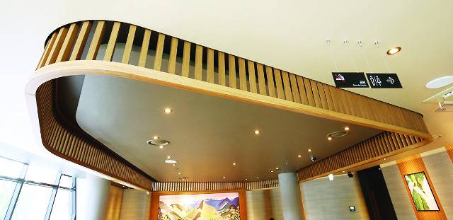 경기 용인시 스타벅스 용인흥덕DT점에 설치된 럭스틸 모습. 스타벅스 매장 천장에 나무 모양 컬러강판이 설치돼 있다. 동국씨엠 제공