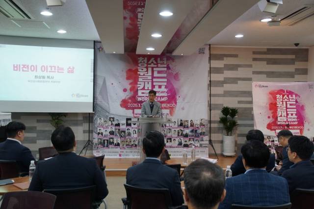 최상림 부산성시화운동본부 부본부장이 지난 7일 부산 수영로교회에서 열린 ‘2025 청소년월드캠프’ 준비기도회에서 ‘비전이 이끄는 삶’(잠29:18)이란 주제로 말씀을 전하고 있다. 최 목사는 “대한민국을 향한 하나님의 뜻이 무엇인가 묻고 가르치는 중요한 집회다”라고 말했다.