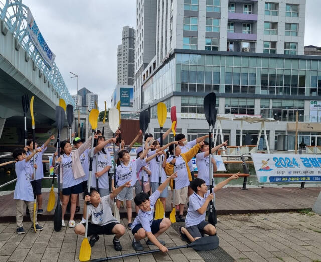 인천 학생들이 해양레저스포츠 활동을 마치고 기념 촬영을 하고 있다. 인천시교육청제공