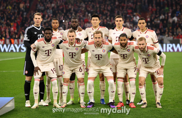 독일 매체 FCB인사이드는 11일 '바이에른 뮌헨의 수비는 지난 몇 년간보다 더 좋아졌다'며 '바이에른 뮌헨은 그 동안 반복되는 비판을 받았다. 바이에른 뮌헨 수비진은 올 시즌 아스톤 빌라, 바르셀로나, 프랑크푸르트와의 경기 이후 수 차례 비난받았지만 최근 김민재와 우파메카노의 활약이 주목받고 있다'고 전했다./게티이미지코리아