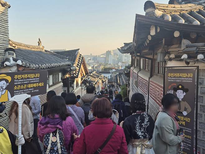 16시 30분 관광객들로 인산인해를 이루고 있는 북촌한옥마을 레드존 내부 모습.