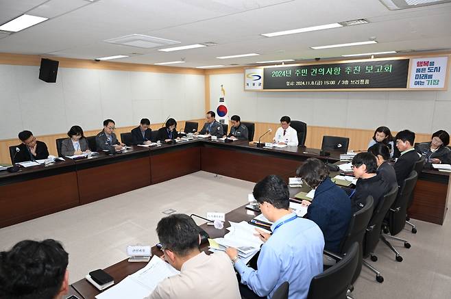 지난 8일 부산 기장군청 브리핑룸에서 ‘2024년 주민 건의사항 추진 보고회’가 진행되고 있다. [사진=기장군]