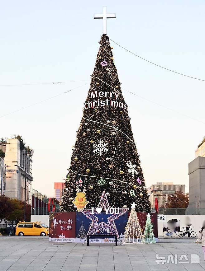 [안산=뉴시스] 경기 안산시가 10일 안산문화광장 썬큰광장에 성탄 트리를 점등하고 있다.(사진=안산시 제공)2024.11.11.photo@newsis.com