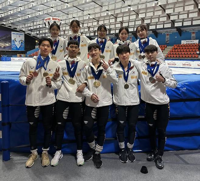 [서울=뉴시스] 대한민국 쇼트트랙 주니어 국가대표 선수들이 11일(한국시각)까지 이탈리아 보르미오에서 열린 2024~2025 국제빙상경기연맹(ISU) 쇼트트랙 월드컵 주니어 1차 대회에서 금메달 7개, 은메달 3개, 동메달 4개를 획득했다. (사진=대한빙상경기연맹 제공) 2024.11.11. *재판매 및 DB 금지