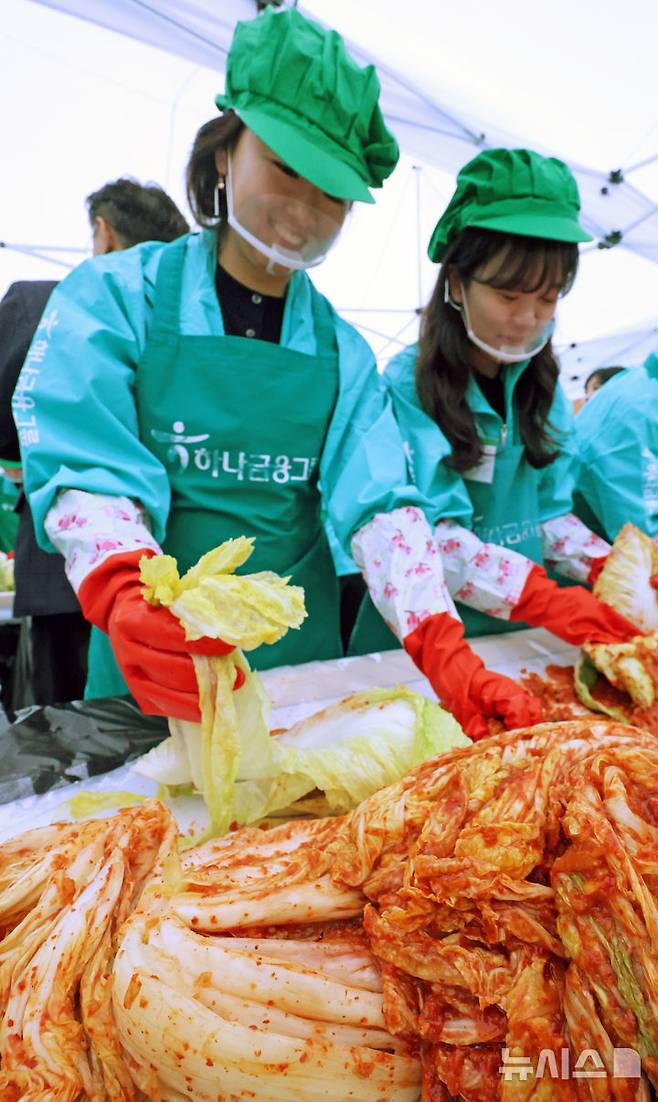 [서울=뉴시스] 김금보 기자 = 하나금융그룹 임직원들이 11일 오전 서울 중구 하나금융그룹 명동사옥에서 열린 '2024 모두하나데이 사랑의 김장나눔' 행사에서 김장을 하고 있다. 2024.11.11. kgb@newsis.com