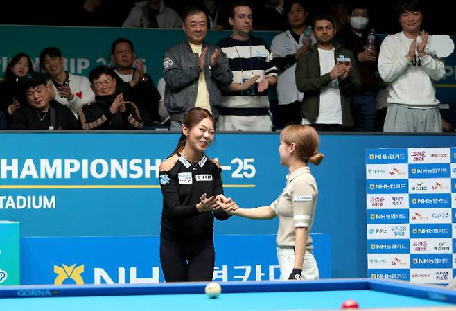 김가영이 'NH농협카드 PBA 챔피언십 24-25' 여자부 결승전 뒤 후배 김민영을 격려하고 있다. PBA