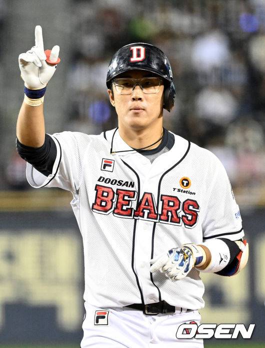 [OSEN=잠실, 이대선 기자] 2일 오후 서울 잠실야구장에서 2024 신한 SOL뱅크 KBO 포스트시즌 와일드카드 결정 1차전 두산 베어스와 KT 위즈의 경기가 열렸다.7말 1사에서 두산 허경민이 좌전 안타를 치고 환호하고 있다. 2024.10.02 /sunday@osen.co.kr