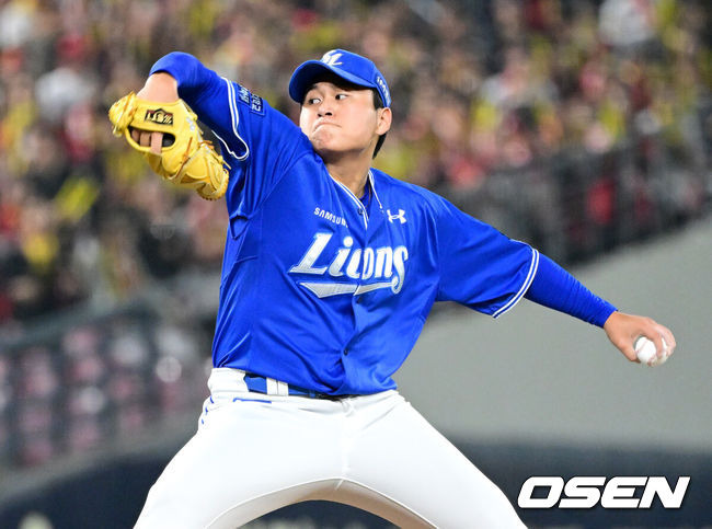 [OSEN=광주, 최규한 기자] 28일 광주 기아챔피언스필드에서 ‘2024 신한 SOL뱅크 KBO 한국시리즈’ 5차전 KIA 타이거즈와 삼성 라이온즈의 경기가 열렸다.KIA는 양현종, 삼성은 이승현를 선발 투수로 내세웠다.1회말 삼성 선발 이승현이 힘차게 공을 뿌리고 있다. 2024.10.28 / dreamer@osen.co.kr