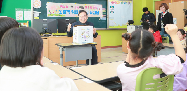 ▲늘봄학교에서 아이들과 대화를 하고 있는 서거석 교육감 ⓒ전북교육청