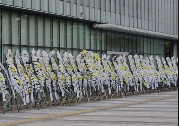 서울 성북구 동덕여대 캠퍼스에 대학 측의 남녀공학 전환 논의에 반대하는 학생들이 보낸 근조화환이 설치돼 있다. 자료 : 엑스(X)