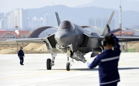 한국 공군의 스텔스 전투기 F35A가 2019년 3월 청주 공군기지에 착륙, 공군 요원의 통제에 따라 이동하고 있다. 청주 공군기지에는 공군 제17전투비행단이 주둔해 있다. 방위사업청 제공