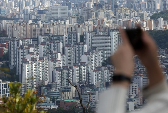 하락한 주택가격전망지수 - 지난달 23일 오후 서울 남산에서 바라본 서울 시내 아파트 전경. 뉴시스