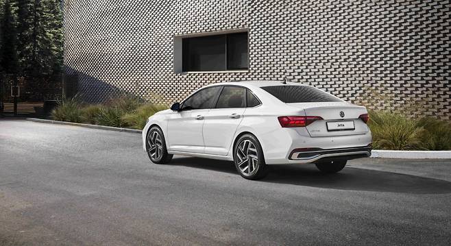 준중형&nbsp;세단인&nbsp;제타는&nbsp;전장&nbsp;4740mm,&nbsp;전폭&nbsp;1800mm,&nbsp;전고&nbsp;1465mm,&nbsp;휠베이스는&nbsp;차체&nbsp;대비&nbsp;긴&nbsp;2686mm로&nbsp;안락한&nbsp;실내&nbsp;공간을&nbsp;완성했다. 사진제공 ｜폭스바겐 코리아