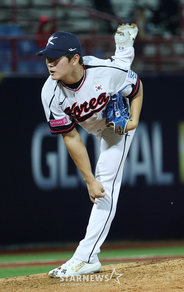 김택연이 10일 대만 타이베이시의 톈무 야구장에서 열린 대만프로야구(CPBL) 웨이취안 드래곤스와 평가전에서 투구하고 있다. /사진=김진경 대기자