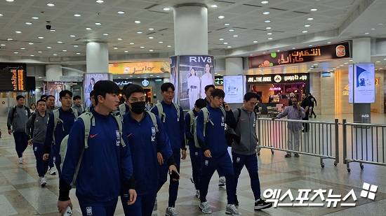 홍명보호가 결전의 땅 쿠웨이트에 입성했다. 홍명보 감독이 이끄는 축구대표팀은 11일(한국시간) 쿠웨이트 국제공항을 통해 쿠웨이트 땅을 밟았다. 조현우, 이명재, 주민규, 김경민, 이창근, 김문환, 이태석, 이기혁, 김봉수, 오세훈 등 10명의 선수로 구성된 대표팀 본진은 지난 10일 오후 10시 30분 인천국제공항에 모인 뒤 11일 오전 비행기를 통해 출국했다. 카타르 도하를 경유한 대표팀은 약 16시간의 비행 끝에 쿠웨이트에 도착했다.&nbsp;쿠웨이트 시티, 나승우 기자