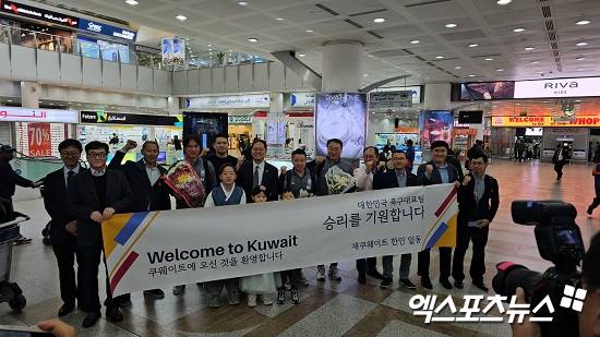 홍명보호가 결전의 땅 쿠웨이트에 입성했다. 홍명보 감독이 이끄는 축구대표팀은 11일(한국시간) 쿠웨이트 국제공항을 통해 쿠웨이트 땅을 밟았다. 조현우, 이명재, 주민규, 김경민, 이창근, 김문환, 이태석, 이기혁, 김봉수, 오세훈 등 10명의 선수로 구성된 대표팀 본진은 지난 10일 오후 10시 30분 인천국제공항에 모인 뒤 11일 오전 비행기를 통해 출국했다. 카타르 도하를 경유한 대표팀은 약 16시간의 비행 끝에 쿠웨이트에 도착했다.&nbsp;쿠웨이트 시티, 나승우 기자