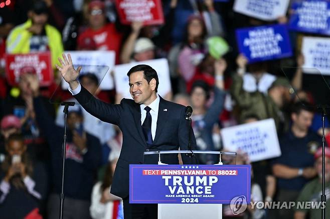 美 공화당 유세장에 등장한 루비오 상원의원 (앨런타운[美 펜실베이니아주] AFP=연합뉴스) 차기 부통령 후보로 유력했으나 선택을 받지 못한 마코 루비오 플로리다주 상원의원이 29일(현지시간) 펜실베이니아주 앨런타운에서 개최된 공화당 선거 유세장에 등장해 인사하고 있다. 2024.10.30. khmoon@yna.co.kr