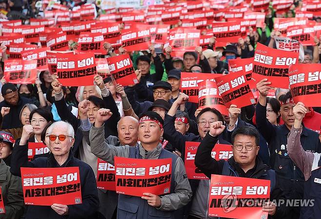 민주노총 전국노동자대회 (서울=연합뉴스) 박동주 기자 = 9일 오후 서울 숭례문 일대에서 열린 민주노총 전태일열사 정신계승 2024 전국노동자대회·1차 퇴진 총궐기에서 양경수 민주노총 위원장과 조합원들이 구호를 외치고 있다. 2024.11.9 pdj6635@yna.co.kr