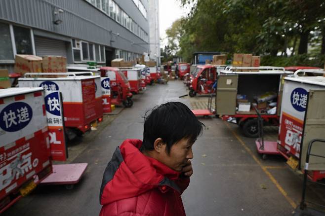 지난 11일 중국 베이징에 위치한 징둥닷컴의 창고에서 직원들이 일하고 있다. (사진=AFP)