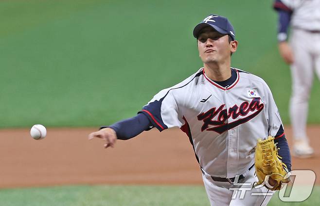 6일 오후 서울 구로구 고척스카이돔에서 열린 대한민국 야구 국가대표팀과 상무의 연습경기, 1회초 대표팀 선발 고영표가 역투하고 있다. 2024.11.6/뉴스1 ⓒ News1 장수영 기자