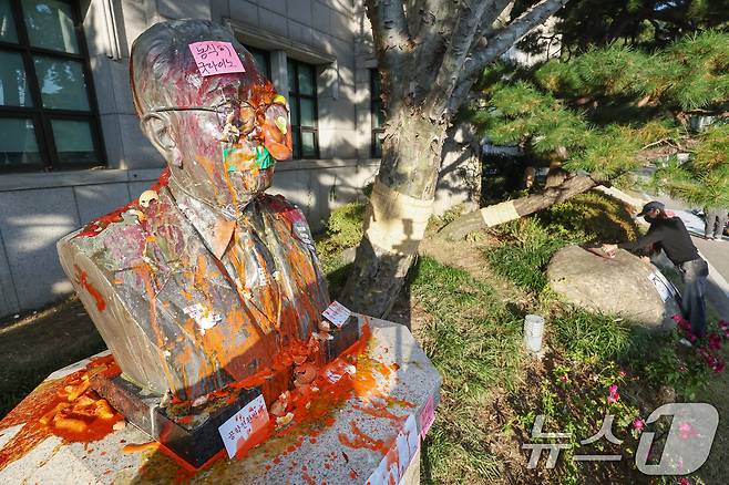 11일 오후 서울 성북구 동덕여자대학교 앞 조동식 선생(동덕여대 설립자) 흉상이 학교 측의 일방적인 남녀공학 전환 추진에 반발한 학생들에 의해 계란 등을 뒤집어 쓰고 있다. 2024.11.11/뉴스1 ⓒ News1 민경석 기자