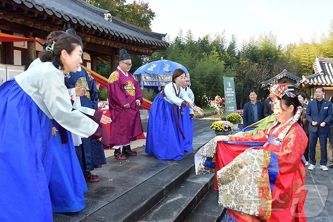 전남 담양군이 죽녹원 내 추성창의기념관에서 다문화가정 전통혼례식을 거행하고 있다.(담양군 제공)2024.11.12./뉴스1