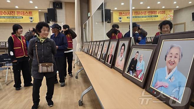 청주대학교 영화영상학과 학생들이 진행한 '행복한 장수사진' 콘테스트가 12일 청주 율량사천동 행정복지센터에서 열리고 있다.(청주대 제공)/뉴스1