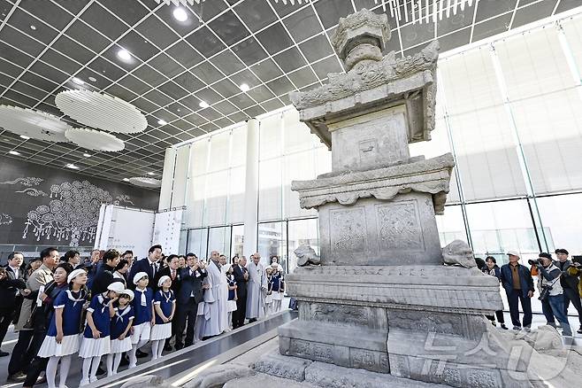 고려시대 대표 석탑 중 하나이자 국보인 '원주법천사지 지광국사탑'이 12일 강원 원주시 부론면 법천사지로 113년 만에 돌아온 가운데 원주시와 국립문화유산연구원이 이날 법천사지 유적전시관에서 지광국사탑 복원기념식을 열고 있다. (원주시 제공) 2024.11.12/뉴스1