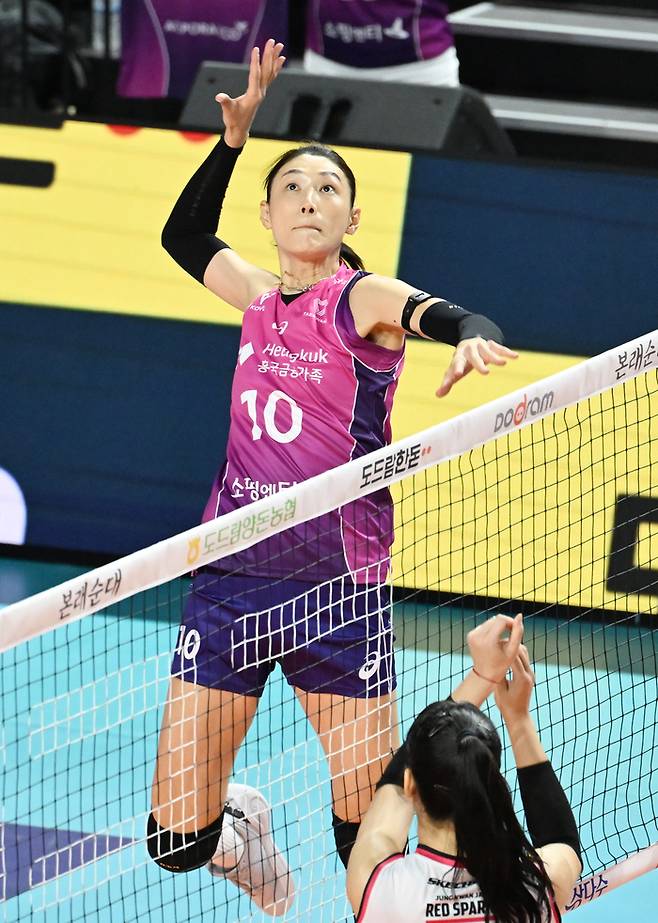 공격하는 흥국생명의 김연경. 제공 | 한국배구연맹
