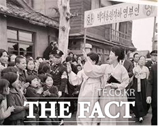 서민들과 친교를 아끼지 않았던 육영수 여사의 당시 모습. / 다음 캡처