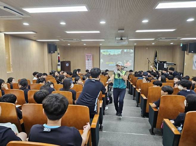 지난 6월 종로구 내 한 초등학교에서 진행한 자전거·개인형이동장치 안전교육 모습. 종로구 제공.